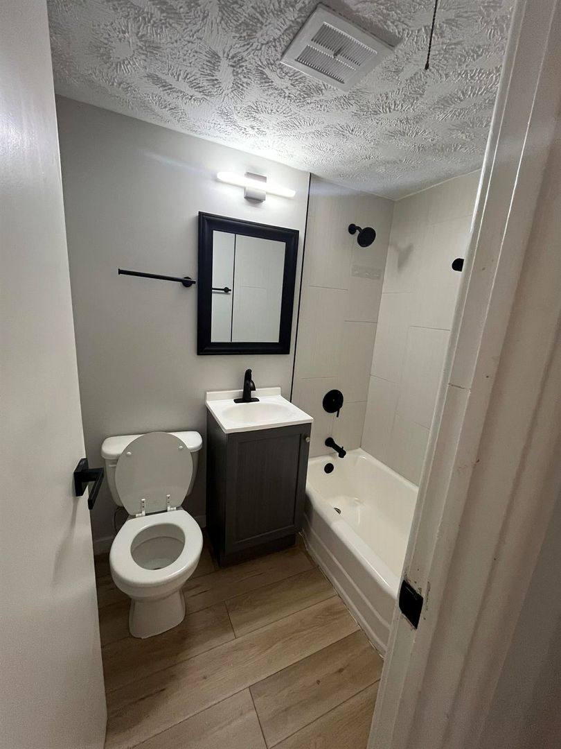 Apartment for rent at 801 N 48th St, Omaha, NE 68132