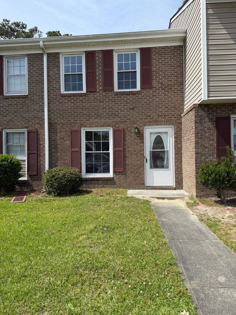 Townhouse for rent at 141 King George Court, Jacksonville, NC 28546