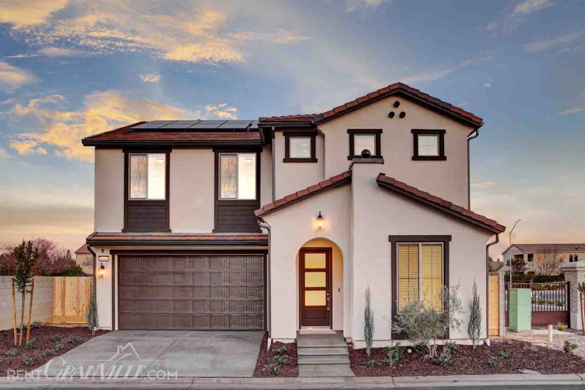 House for rent at 8660 N Haring Dr, Fresno, CA 93720
