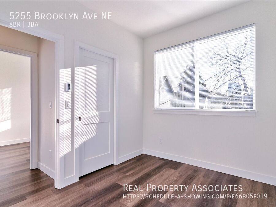 Townhouse for rent at 5255 Brooklyn Ave NE, Seattle, WA 98105