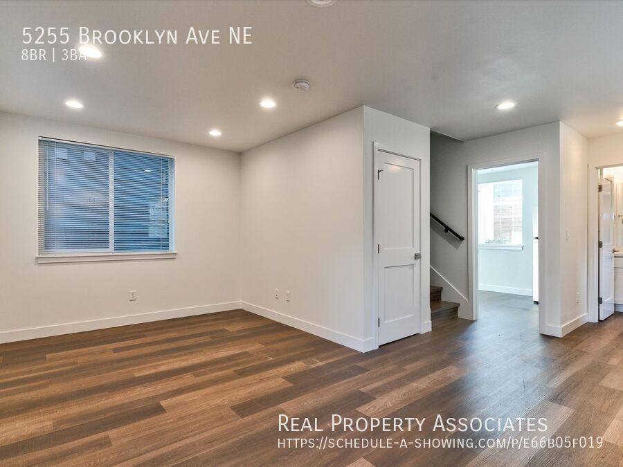 Townhouse for rent at 5255 Brooklyn Ave NE, Seattle, WA 98105