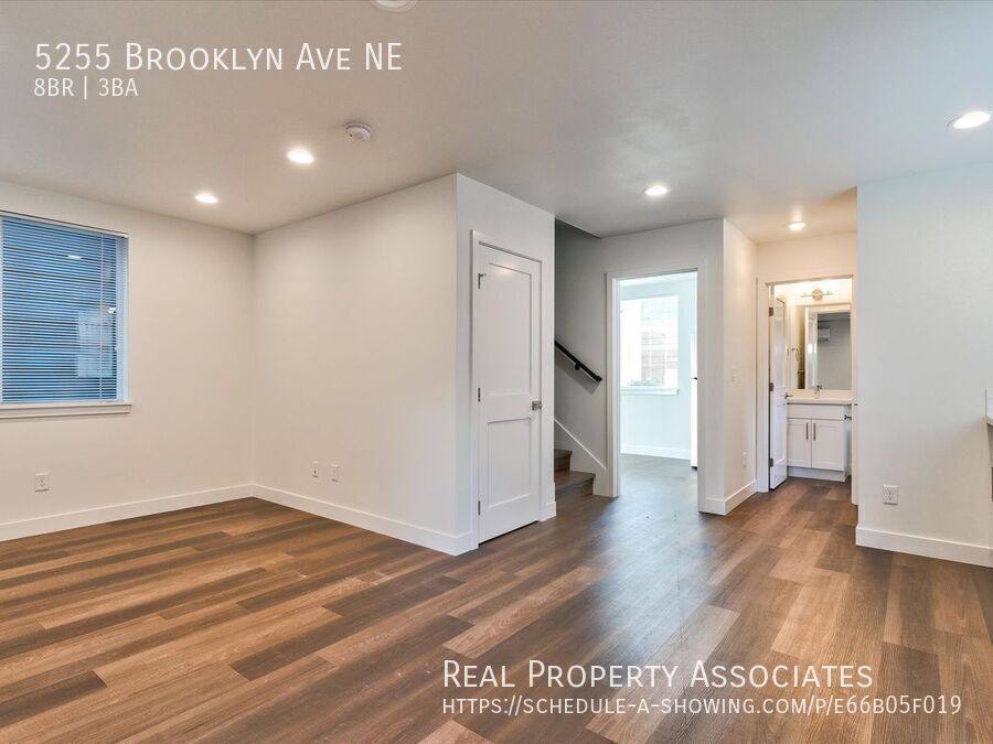 Townhouse for rent at 5255 Brooklyn Ave NE, Seattle, WA 98105
