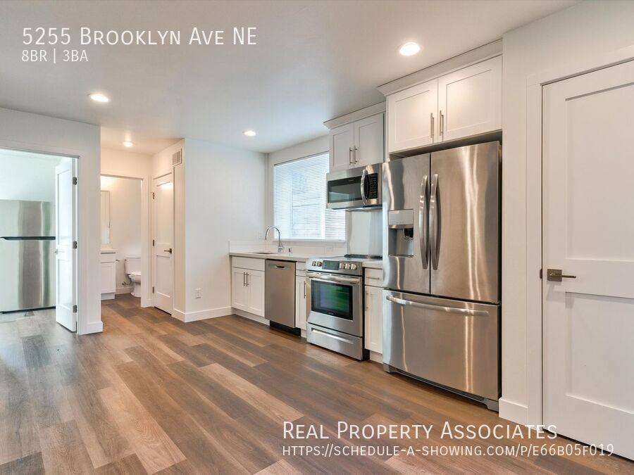 Townhouse for rent at 5255 Brooklyn Ave NE, Seattle, WA 98105