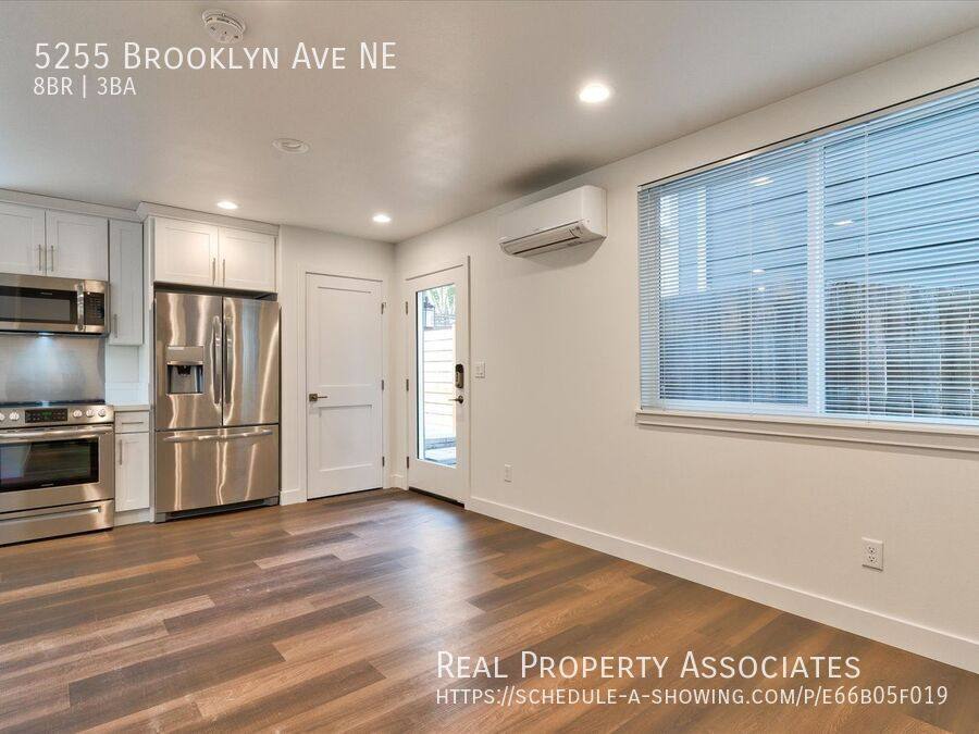 Townhouse for rent at 5255 Brooklyn Ave NE, Seattle, WA 98105