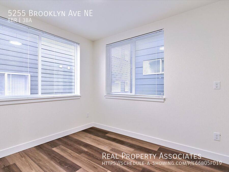 Townhouse for rent at 5255 Brooklyn Ave NE, Seattle, WA 98105