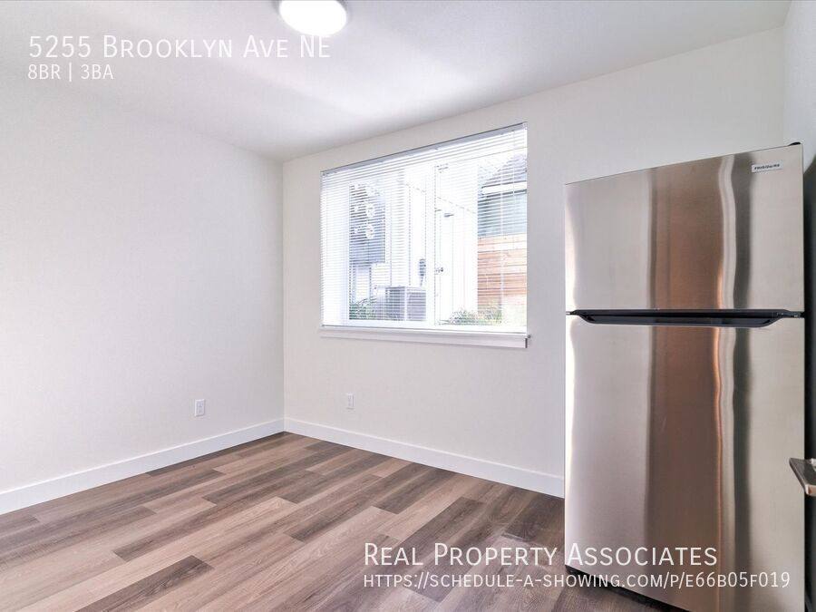 Townhouse for rent at 5255 Brooklyn Ave NE, Seattle, WA 98105
