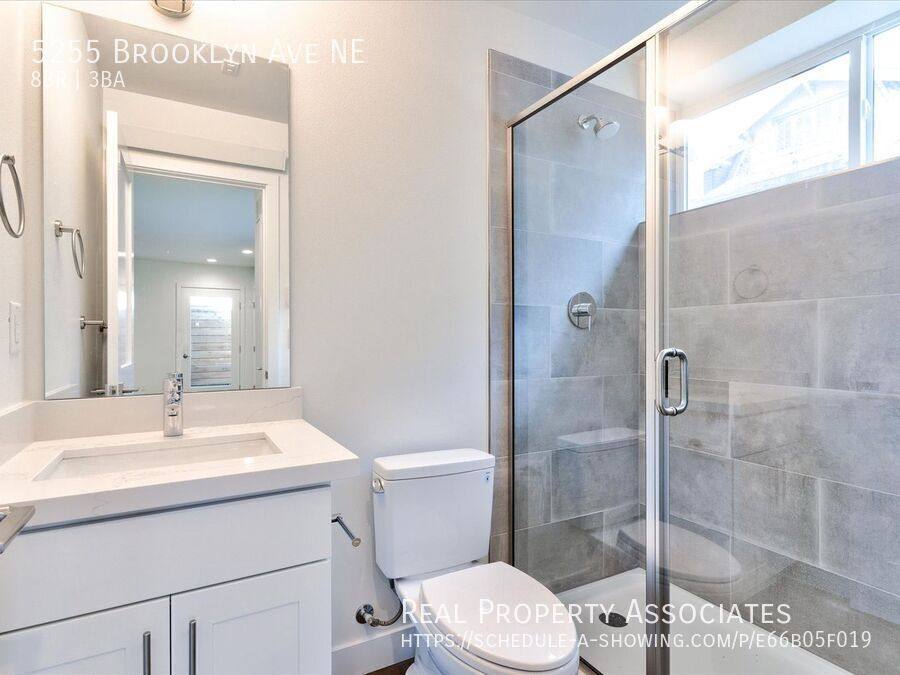Townhouse for rent at 5255 Brooklyn Ave NE, Seattle, WA 98105