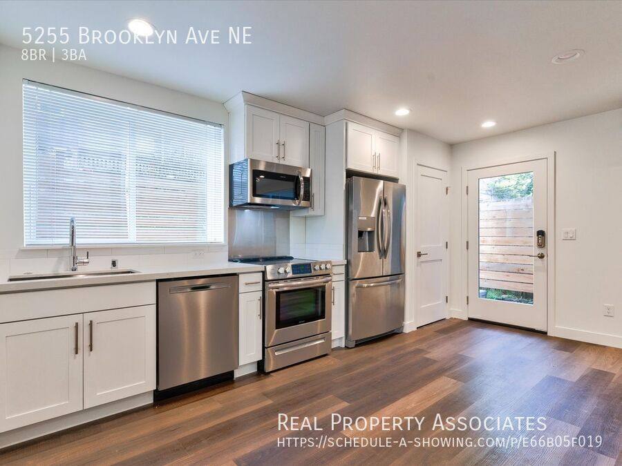 Townhouse for rent at 5255 Brooklyn Ave NE, Seattle, WA 98105