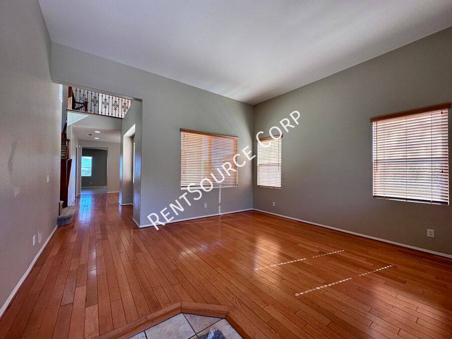 House for rent at 28479 Falcon Crest Dr, Canyon Country, CA 91351