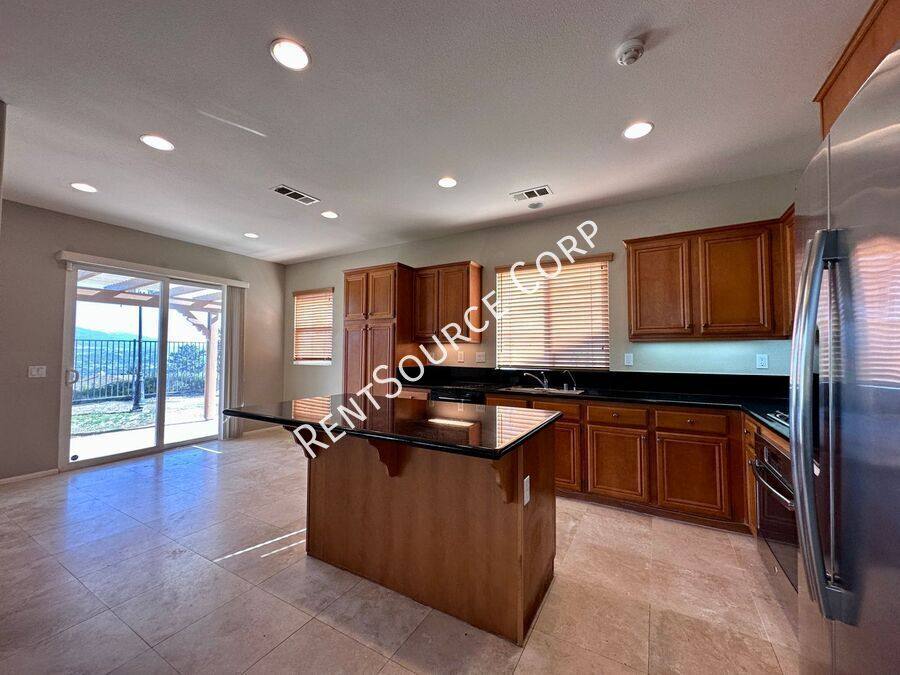 House for rent at 28479 Falcon Crest Dr, Canyon Country, CA 91351
