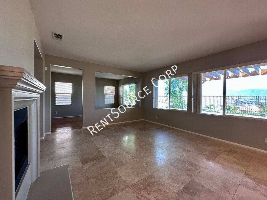 House for rent at 28479 Falcon Crest Dr, Canyon Country, CA 91351