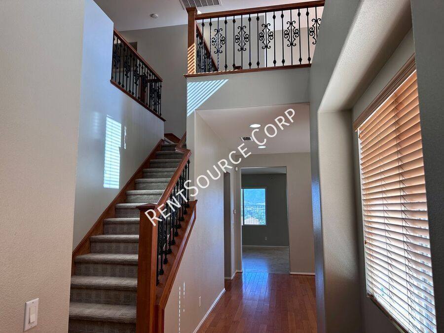 House for rent at 28479 Falcon Crest Dr, Canyon Country, CA 91351