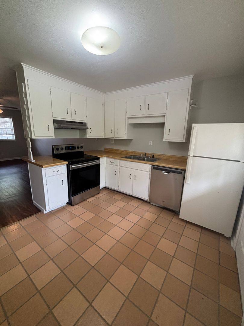 Apartment for rent at 215 Louisville St, Starkville, MS 39759