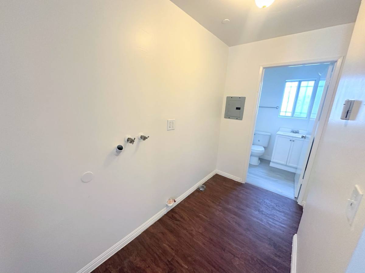 Apartment for rent at 11645 Figueroa St, Los Angeles, CA 90044