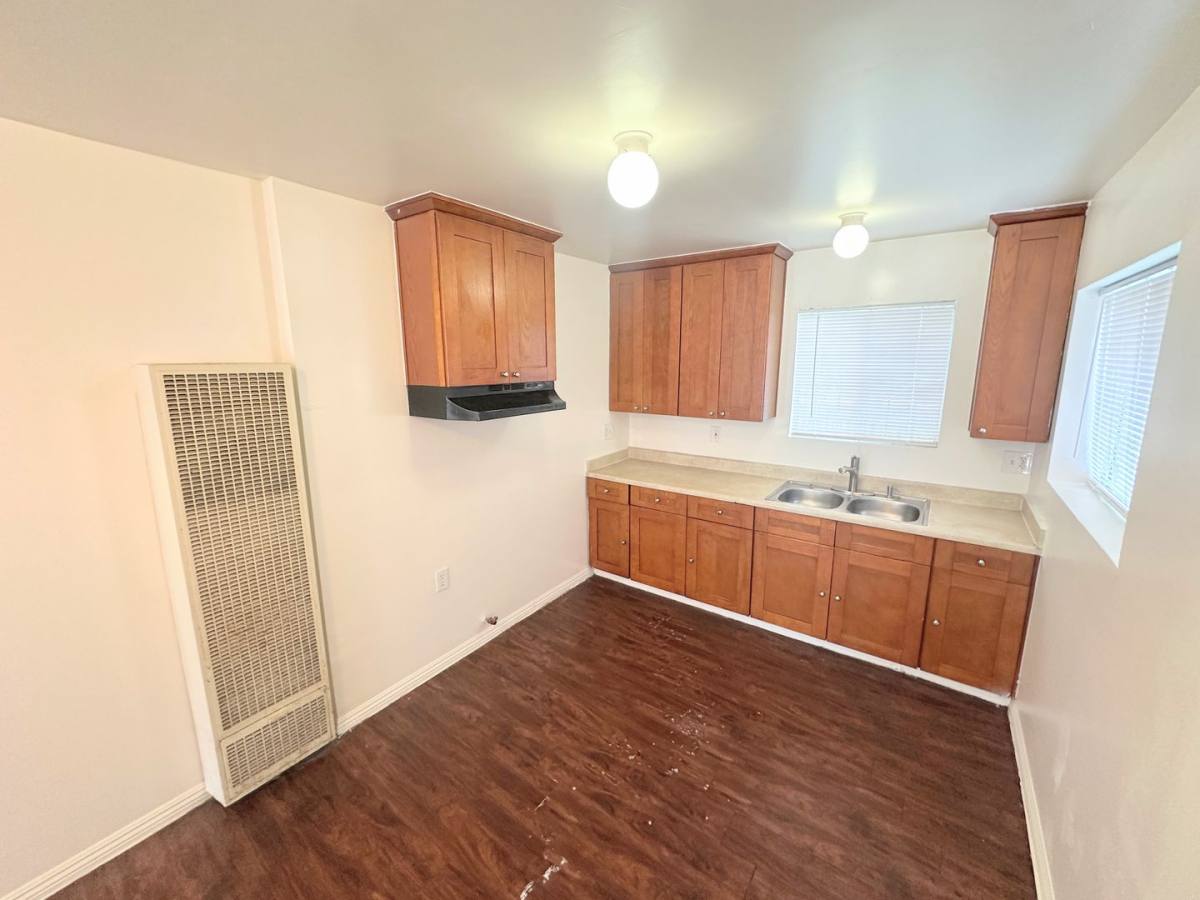 Apartment for rent at 11645 Figueroa St, Los Angeles, CA 90044