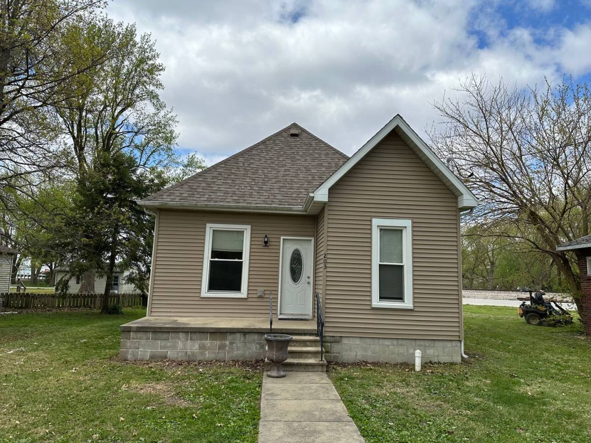 House for rent at 203 S Livergood, Stonington, IL 62567