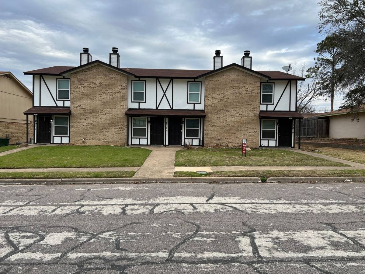 Apartment for rent at 2017 Paisley Dr, Arlington, TX 76015