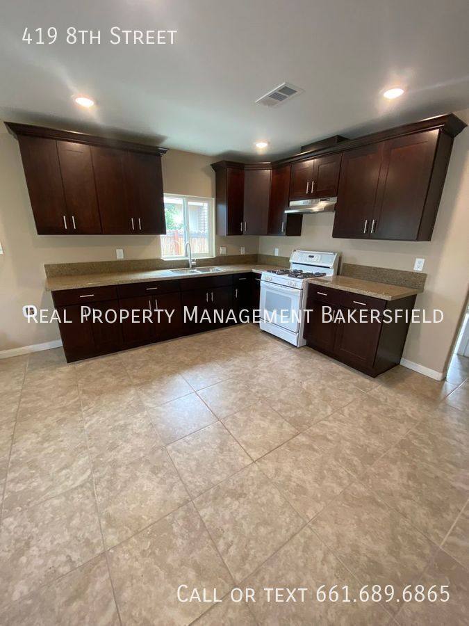 House for rent at 419 8th St, Bakersfield, CA 93304
