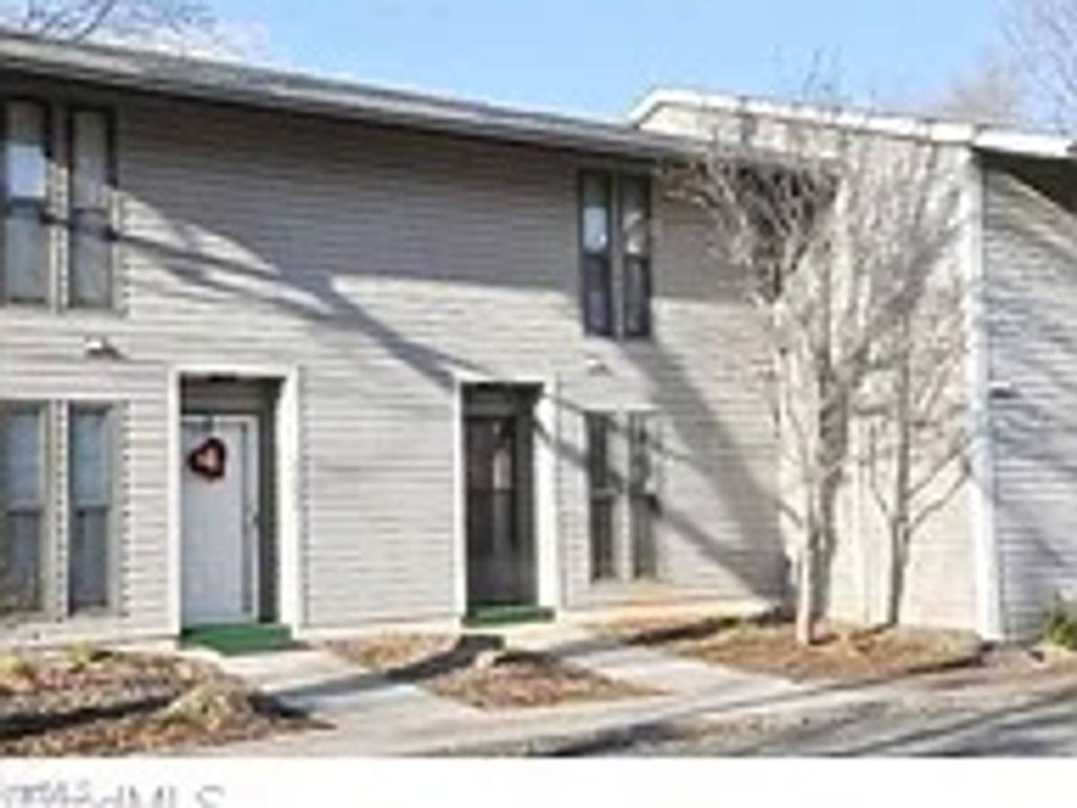 Townhouse for rent at 3697 Heathrow Dr, Winston Salem, NC 27127