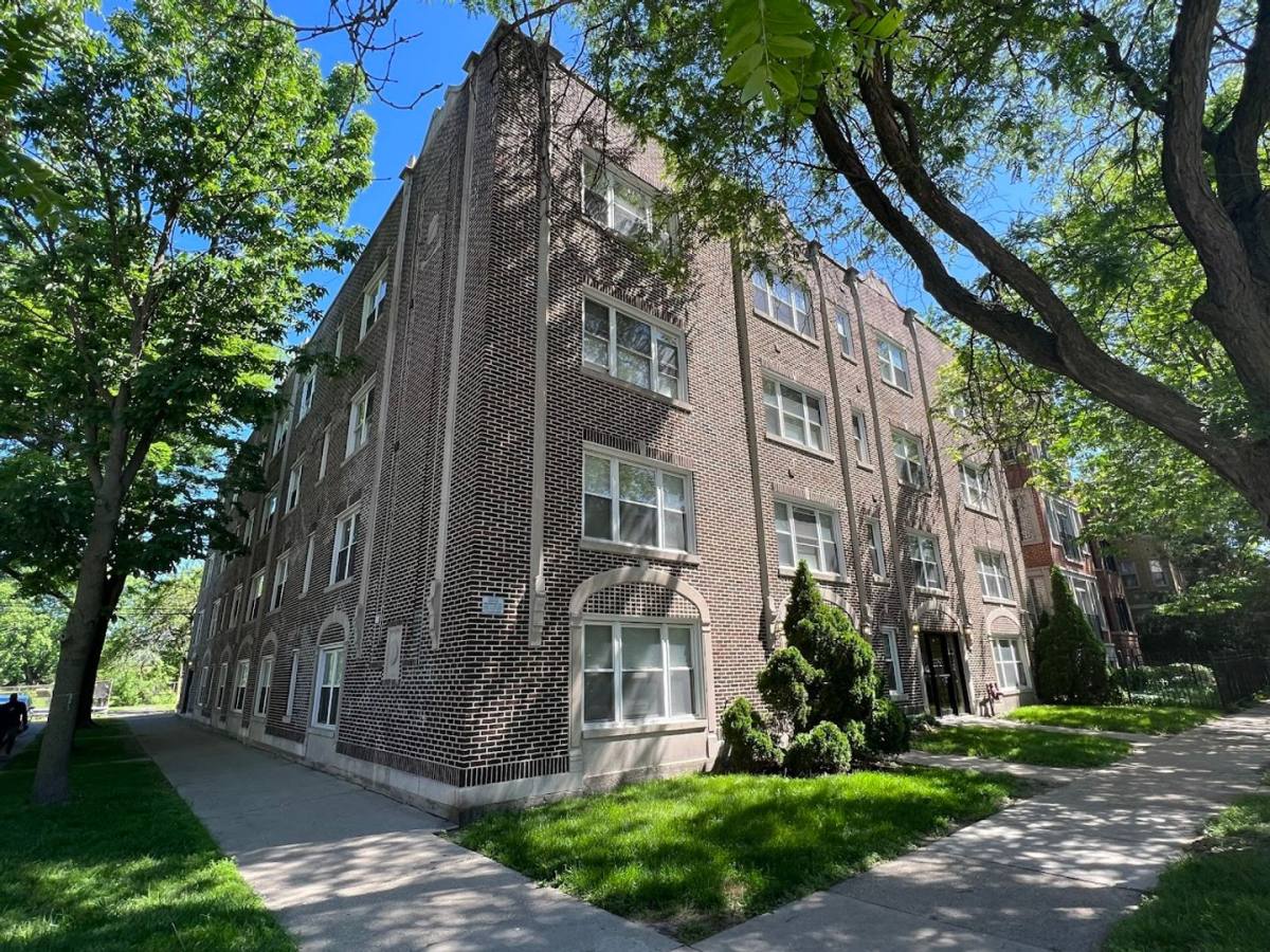 Apartment for rent at 2120 W Arthur, Chicago, IL 60645