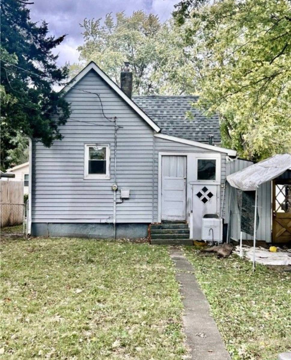 House for rent at 925 W Olive St, Decatur, IL 62526