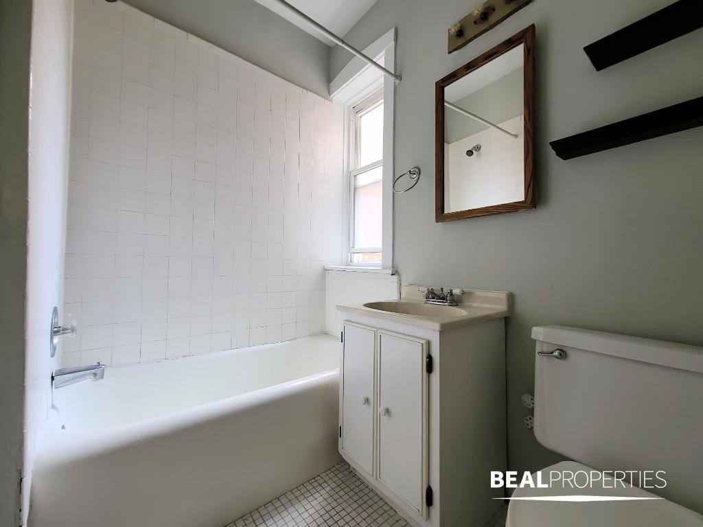 Apartment for rent at 511 W Melrose St #205, Chicago, IL 60657