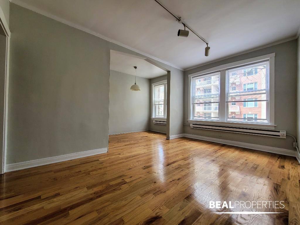 Apartment for rent at 511 W Melrose St #205, Chicago, IL 60657