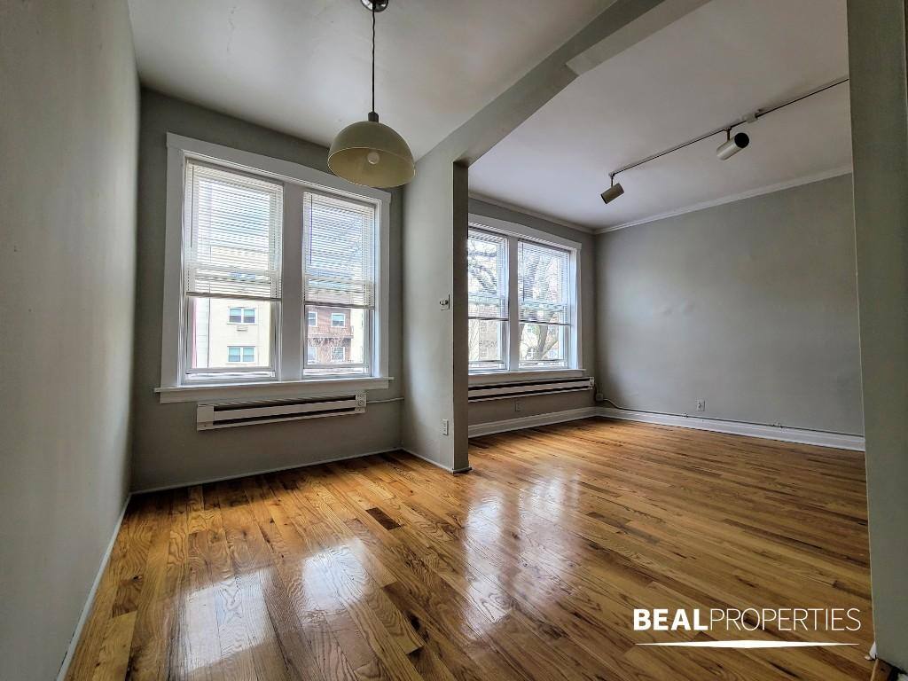 Apartment for rent at 511 W Melrose St #205, Chicago, IL 60657