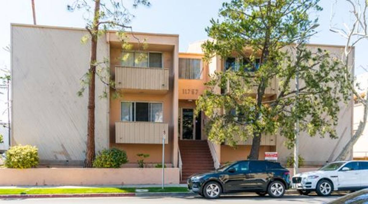 Apartment for rent at 11757 Kiowa Ave, Los Angeles, CA 90049