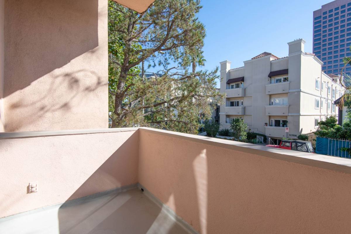 Apartment for rent at 11757 Kiowa Ave, Los Angeles, CA 90049