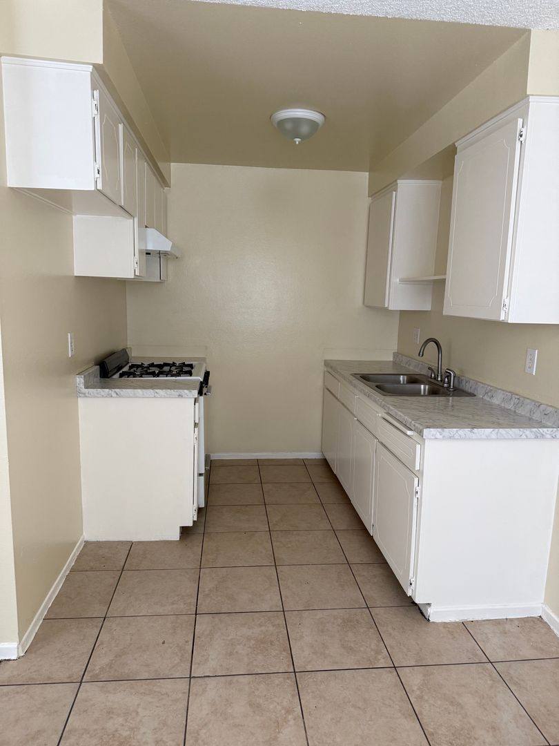 Apartment for rent at 13701 Yukon Ave, Hawthorne, CA 90250