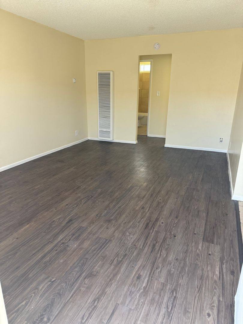 Apartment for rent at 13701 Yukon Ave, Hawthorne, CA 90250