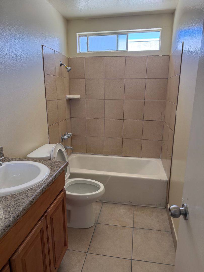 Apartment for rent at 13701 Yukon Ave, Hawthorne, CA 90250
