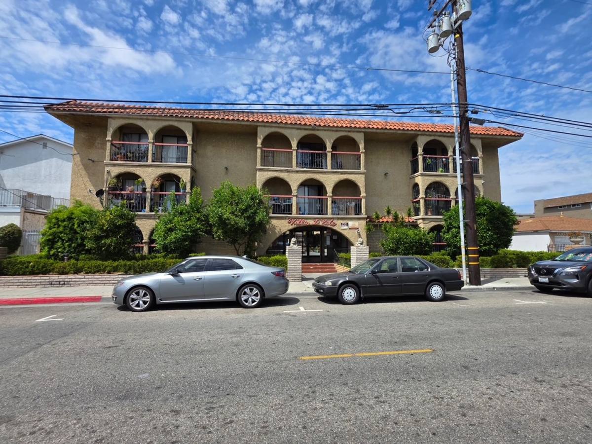Apartment for rent at 13701 Yukon Ave, Hawthorne, CA 90250