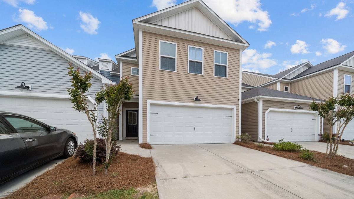 Townhouse for rent at 81 Bellasera Way, Richmond Hill, GA 31324