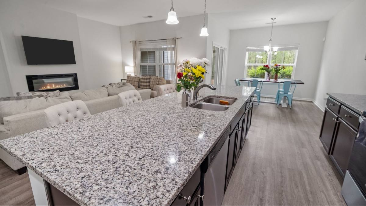 Townhouse for rent at 81 Bellasera Way, Richmond Hill, GA 31324