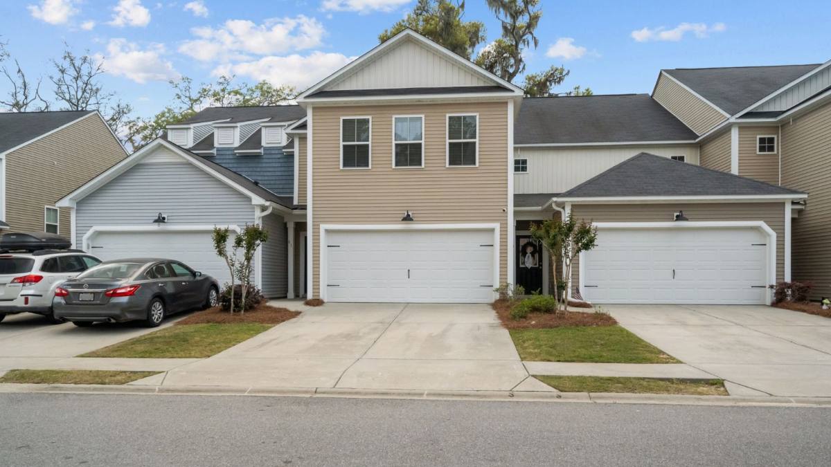 Townhouse for rent at 81 Bellasera Way, Richmond Hill, GA 31324
