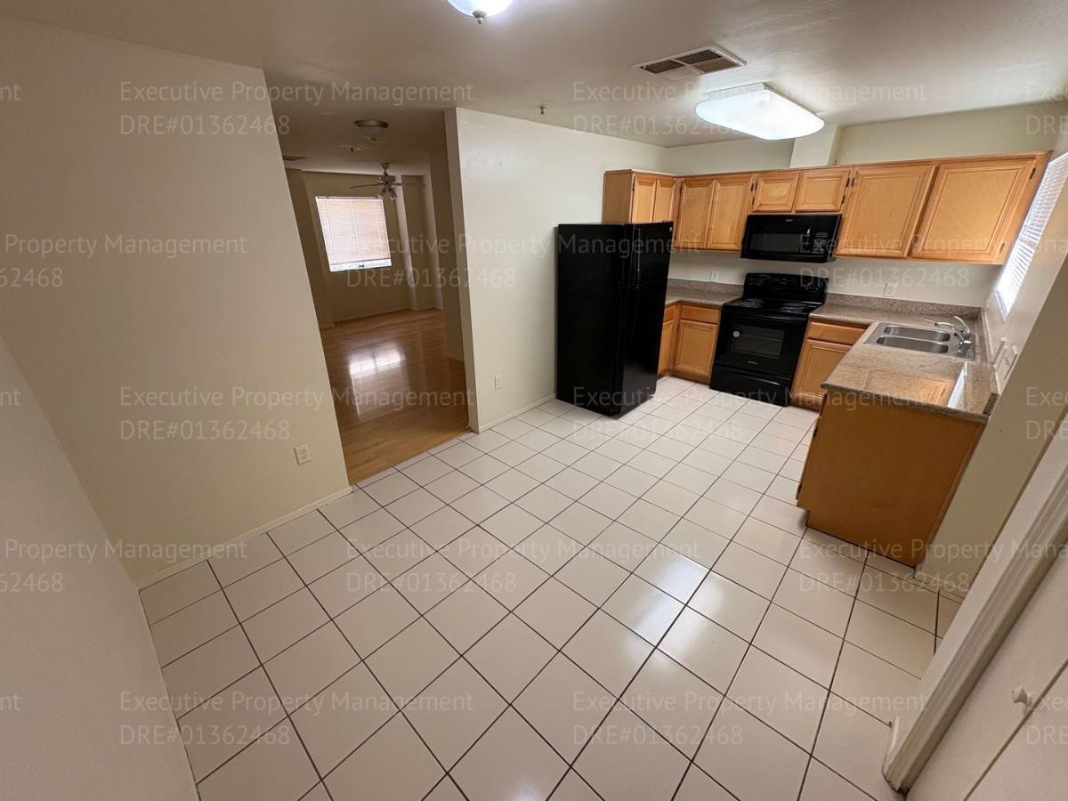 Townhouse for rent at 600 Hosking Ave Bldg #39, Bakersfield, CA 93307