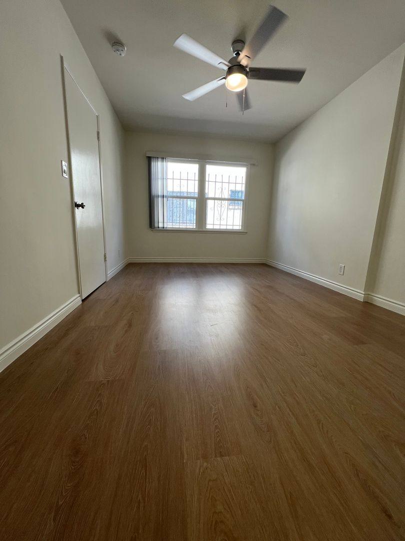 Apartment for rent at 444 S Manhattan Place, Los Angeles, CA 90020