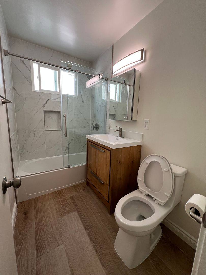 Apartment for rent at 444 S Manhattan Place, Los Angeles, CA 90020