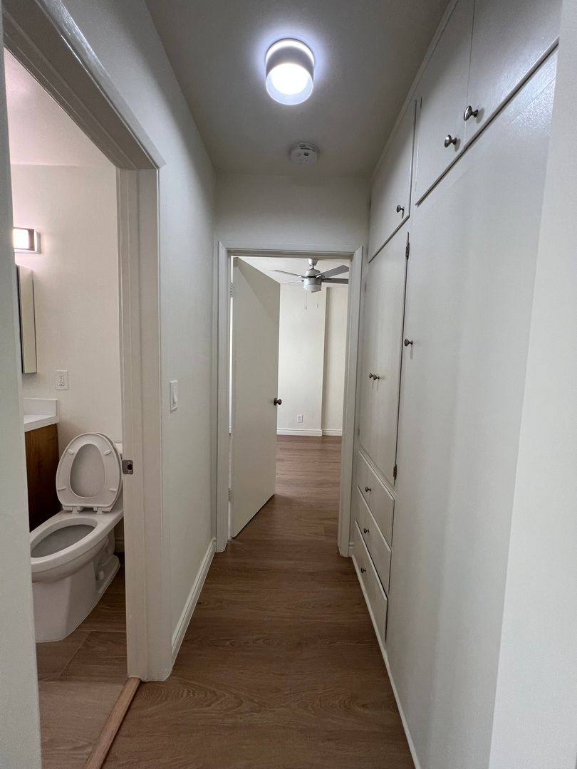 Apartment for rent at 444 S Manhattan Place, Los Angeles, CA 90020
