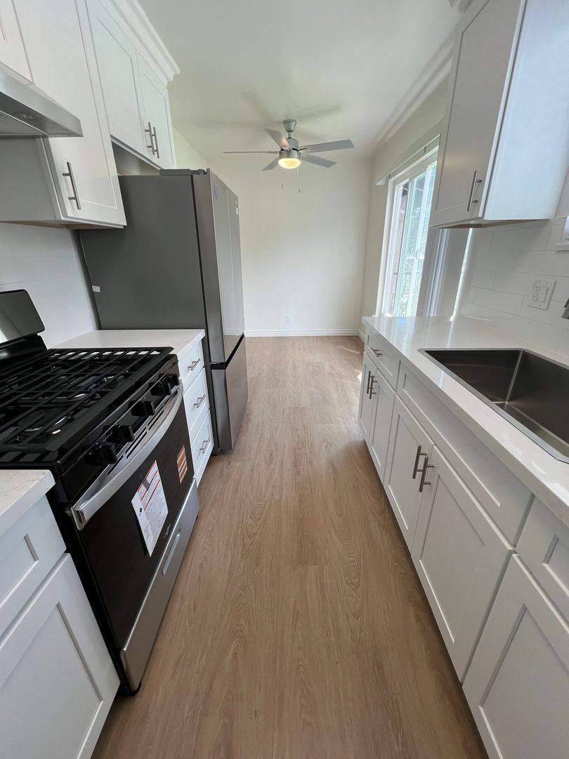 Apartment for rent at 444 S Manhattan Place, Los Angeles, CA 90020