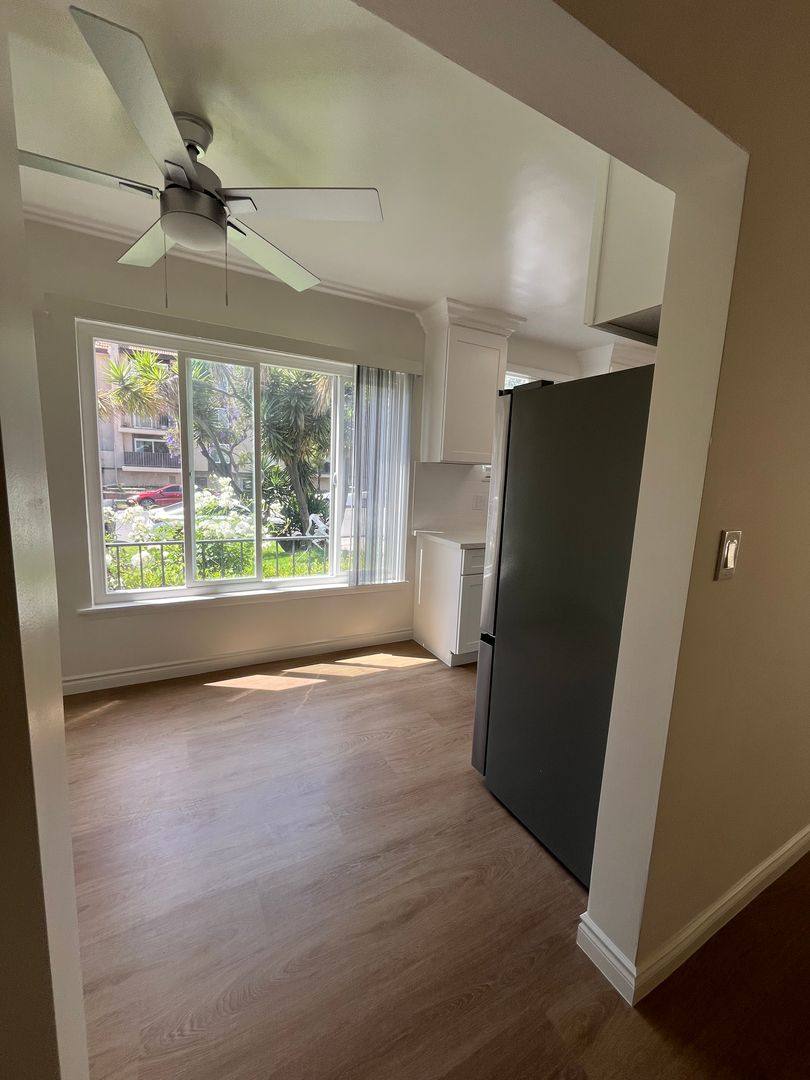 Apartment for rent at 444 S Manhattan Place, Los Angeles, CA 90020