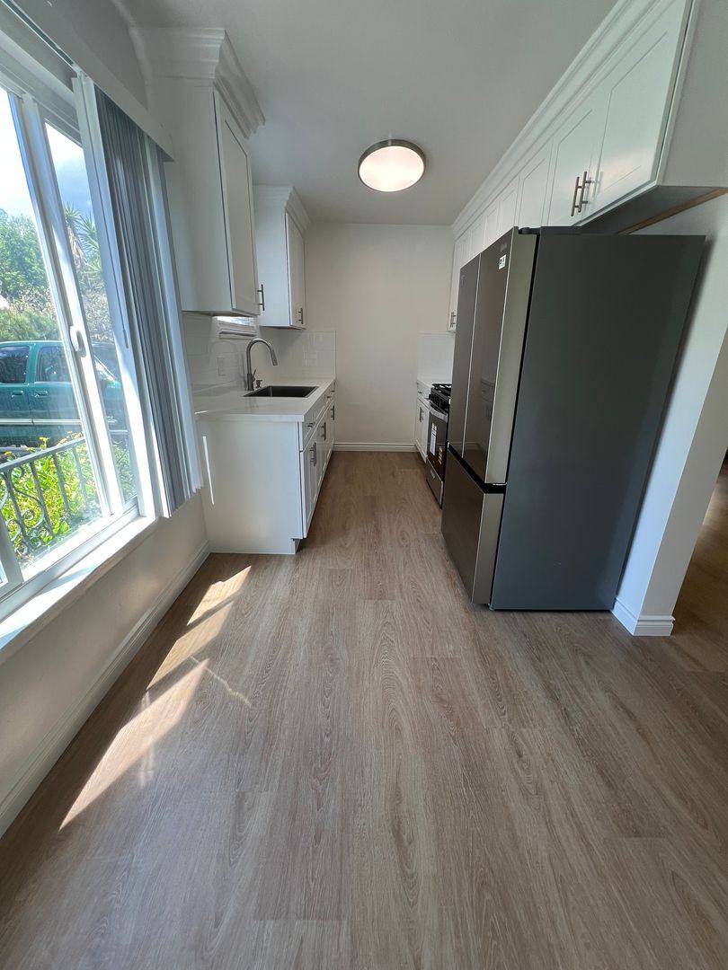 Apartment for rent at 444 S Manhattan Place, Los Angeles, CA 90020
