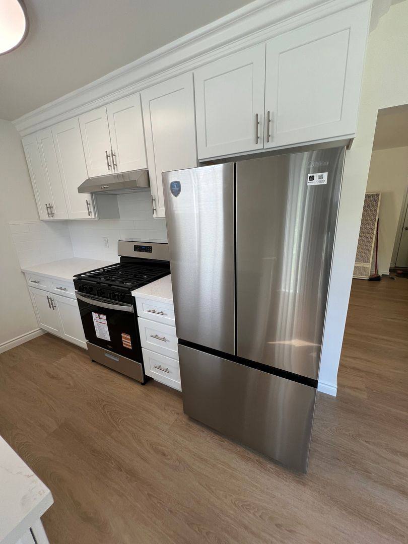 Apartment for rent at 444 S Manhattan Place, Los Angeles, CA 90020