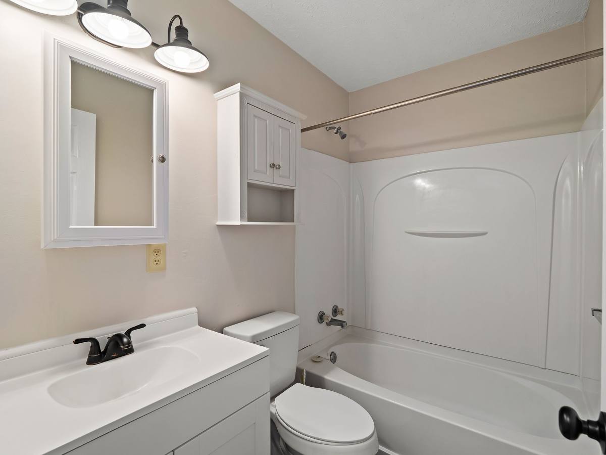 Apartment for rent at 105 2nd St SE, Barberton, OH 44203