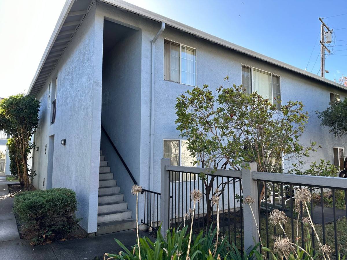 Apartment for rent at 300 30th St, Richmond, CA 94804