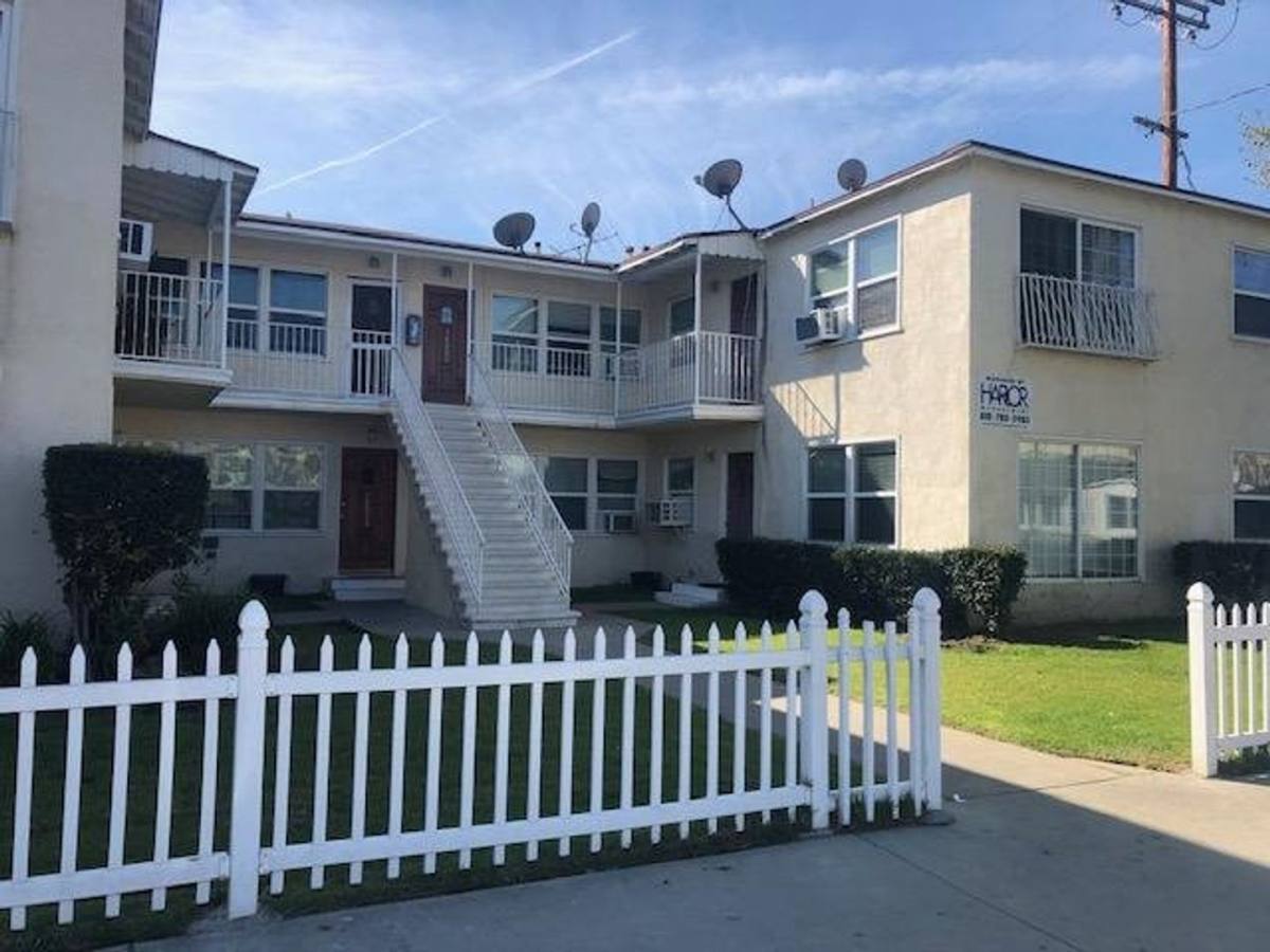 Apartment for rent at 14022 Burbank Blvd, Van Nuys, CA 91401
