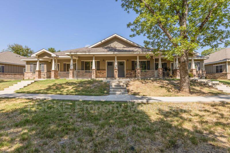 House for rent at 512 E Akard Ave #200, Weatherford, TX 76086