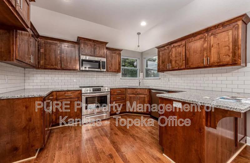 House for rent at 4766 Lakecrest Dr, Shawnee, KS 66218